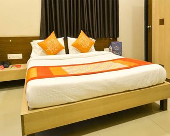 OYO 3776 Hotel Midtown Inn - Trimbak - Building