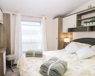 Hazell Thorne Hideaway, Pet Friendly, With Pool In Fritton - Great Yarmouth - Bedroom