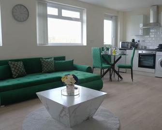 Luxury Apartment in Luton - Luton - Living room