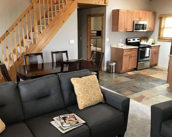 Perfect family retreat, walk everywhere, and what a view! - Grand Marais - Living room