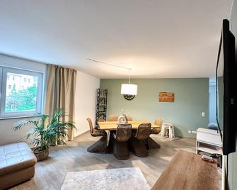 Sali Homes Spacious Apartment with Terrace in City Center - Bayreuth - Comedor