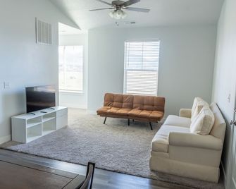 6 mins to Adobe Headquarter Brand New Condo/Lehi - Lehi - Living room