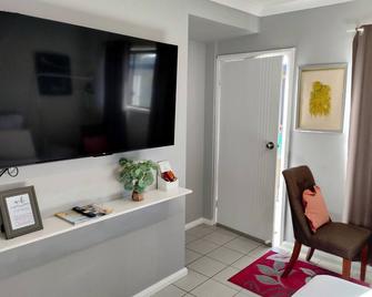 Comfy Ground-floor Ensuite Double Bed Room in welcoming Windsor with WiFi, AC - Windsor