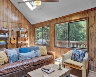 Riverfront Hot Tubfireplacefirepitsecluded - Pocono Pines - Living room