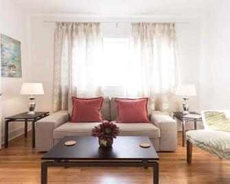 Charminga True Gem Bedroom - Coral Gables - Stue