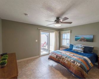 Spacious Home on East Lake Okoboji - Spirit Lake - Bedroom