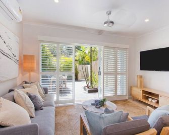 Noosa Parade Townhouse w Terrace - Noosa Heads - Living room