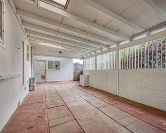 Del Mar Studio · Charming Studio I 600Mbps Walk to Tower District - Fresno - Hallway