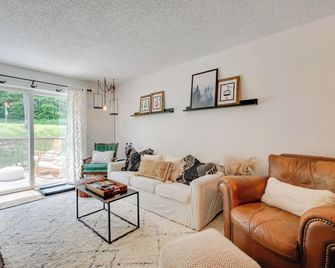 Ski-Inandski-Out Magic Mountain Condo Wi - Londonderry - Living room