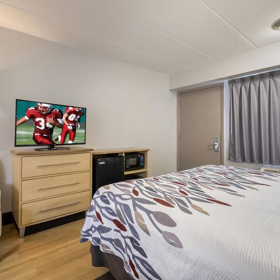 Bedroom view of Red Roof Inn Rockford East - Casino District