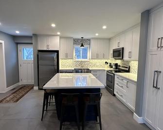 House on the Lake, Orillia - Orillia - Kitchen