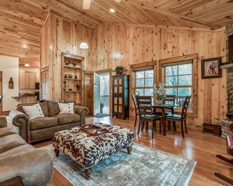 Morning Mist - Cozy Cabin With Amenities! - Sapphire - Living room