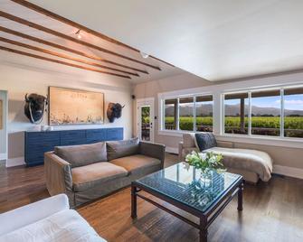 3 bd 2 ba Vineyard View Farmhouse close to downtown St. Helena Permit PL24-006 - Saint Helena - Living room