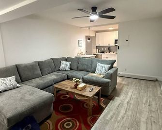 Downtown Oasis, cozy backyard, near airport/cruise - Fort Lauderdale - Living room