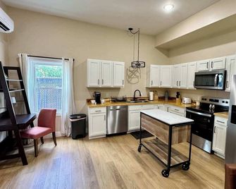 Modern Boho Getaway 1br Apartment by Keenstays - Cape Girardeau - Küche