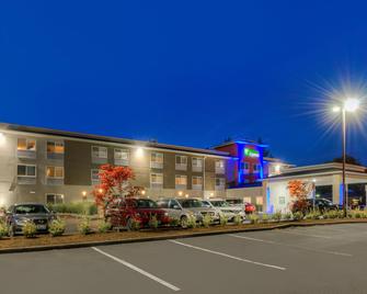 Holiday Inn Express Newberg - Wine Country - Newberg - Building