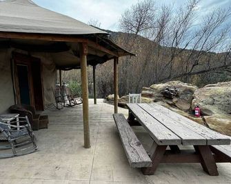 Ojai's Howard Creek Camp at Rancho Grande - Ojai - Patio