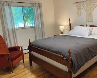 Truro , cozy and bright main floor- sleeps 5! - Труро - Спальня