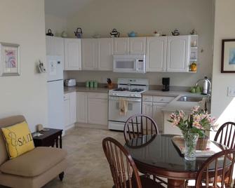 Private, updated waterfront cottage on Winnipesaukee - Laconia - Kitchen