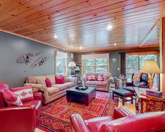 Pinecone Lodge - Newry - Salon