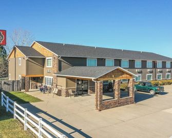Covered Bridge Inn - Winterset - Building