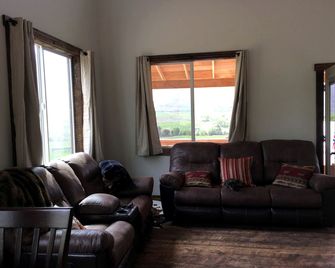 Secluded Cabin Rental with Amazing Mountain Views near Gardiner, Montana - Gardiner - Living room