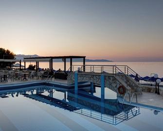 因迪戈馬爾公寓酒店 - 普拉塔尼亞斯 - 普拉塔尼亞斯 - 游泳池