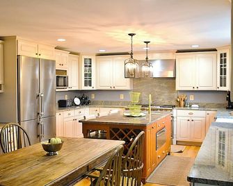 4 Bedroom Curated 1908 Middleburg Farmhouse · Near Upperville Horse Show Grounds - Middleburg - Kitchen