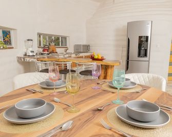 Eco-friendly dome amidst the beautiful jungle, with modern amenities and pool! - 莫雷洛斯港 - 餐廳