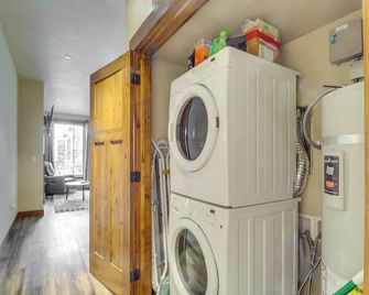 Downtown Columbia Falls Condo 16 Mi to Ski Resort - Columbia Falls - Laundry facility