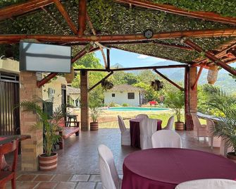 لا فيلا ذا فيو - كالي - شرفة مرصوفة