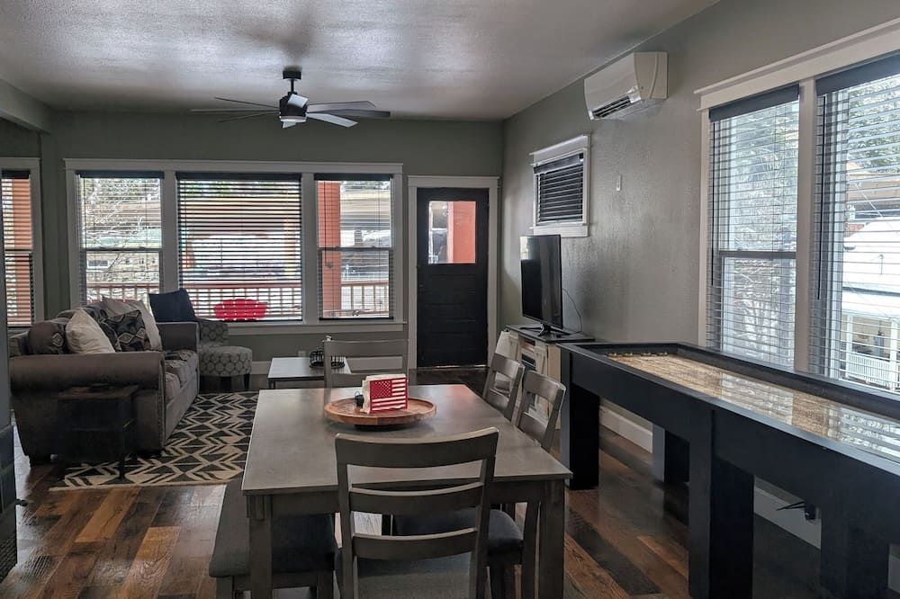 Cozy, remodeled townhome retreat in downtown Historic Wallace! - Wallace - Dining room