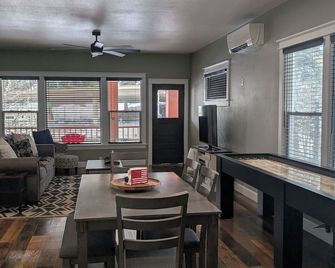 Cozy, remodeled townhome retreat in downtown Historic Wallace! - Wallace - Dining room