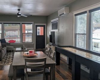 Cozy, remodeled townhome retreat in downtown Historic Wallace! - Wallace - Dining room