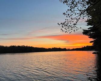 Lakefront Blueberry Tiny Cabin @ Getogether Stays - Orland - Vista del exterior