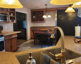 Spacious 3 bdrm home in quiet neighborhood in Quincy - Quincy - Cocina