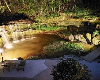 Waterfall Suite- Private Secluded Loft in Lyles - Fairview - Patio