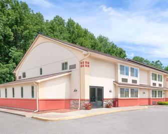 Super 8 by Wyndham Oneonta/Cooperstown - Oneonta - Building