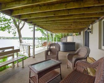 Perfect LakeHome w/ Amazing Views of Big Silver Lake w/ Kayaks Hot tub &Maui Mat - Wautoma - Balcony