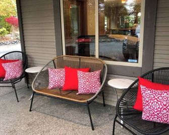 4 Bedroom Seabrook Farmhouse with Hot Tub & Swimming Pool on 8 Acre Berry Farm - Saanichton - Patio