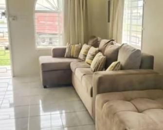 Remarkable 2-Bed House in Discovery Bay - Discovery Bay - Salon