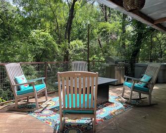 Hobbit Treehouse with waterfall on the Brazos River! 350 acres! Tubing! Petting zoo! - Weatherford - Patio