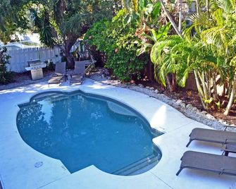 Fully Renovated Beachside Getaway With Heated Pool Walk to Restaurants - Siesta Key - Piscina