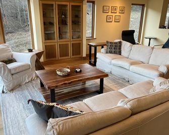 Modern Mountain Cabin - 30 Private Acres near Old Rag & the Heart of Shenandoah - Syria - Living room