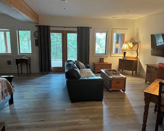 Llama Ranch Cozy 1-bedroom apartment just South of Missoula with WiFi! - Missoula - Sala de estar