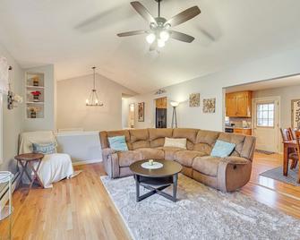 Pool, Deck and Grill Spacious Apt in Naugatuck! - Naugatuck - Living room