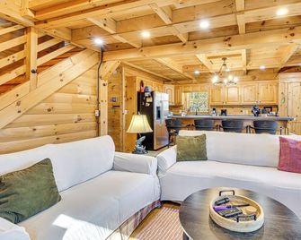 3 Mi to Dtwn Clayton: Cabin w/ Trail Access! - Clayton - Living room