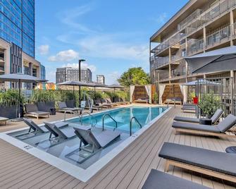 HUGE downtown corner unit- Pool-Gym-Walk 2 Broadway - נאשוויל - בריכה