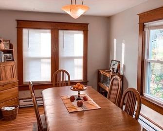 1920s Charm. In-Town Retreat. Great For Fly Fishermen!! - Livingston Manor - Living room