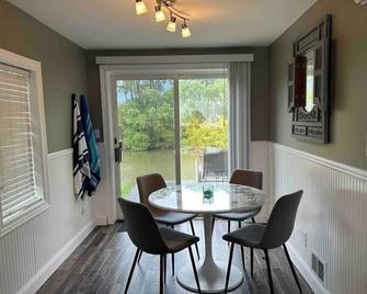 Cozy Black River Cottage with Private Dock and Boat Hoist-Sleeps 6 - 포트 휴런 - 다이닝룸